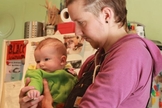 Kori Doty segurando seu bebê, Searyl Atli. (Foto: Reprodução/YouTube/Rebecca Poulin)