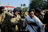 Os cristãos foram arrastados, chutados e insultados com palavrões pelos hindus locais. (Foto: Reuters).