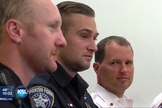 O policial Tyler Beddoes (ao centro) foi uma das primeiras pessoas a ver a cena do acidente. (Foto: KSL)