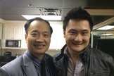Ator ao lado do médico Ming X. Wang, que inspirou personagem de "Deus Não Está Morto". (Foto: Reprodução)