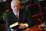 John MacArthur diz que pessoas do Antigo Testamento foram salvas pela fé no Cristo que viria. (Foto: Reprodução)