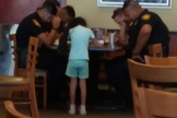 Menina de 8 anos ora por policiais que tiveram companheiro assassinado. (Foto: Reprodução/Facebook)