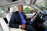 Kenneth Drayton usa Uber para evangelizar passageiros. (Foto: Angel Chevrestt)