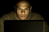 Evangélicos são os que mais condenam e assistem pornografia, diz pesquisa. (Foto: iStock)