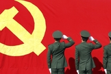 Membros do Partido Comunista em atitude de reverência à bandeira comunista. (Foto: Financial Times)