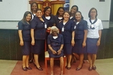 Dona Maria continua vestindo seu uniforme de obreira, aos 104 anos. (Foto: Reprodução)
