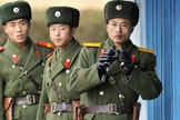 Soldados do exército norte-coreano vigiam fronteira com a Coreia do Sul. (Foto: AFP - Getty Images)