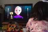 Criança assistindo o filme Frozen na televisão de sua casa. (Foto: Reprodução)