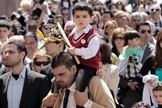Cristãos libaneses carregam caminham no Domingo de Ramos, em Beirute. (Foto: Hussein Malla/AP)