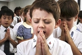 Crianças orando. (Foto: Top Education Degrees)