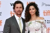 Matthew McConaughey (direita) ao lado de sua esposa, Camila Alves. (Foto: Today.com)