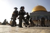 Policiais da fronteira israelense ao lado da Cúpula da Rocha no Monte do Templo, em Jerusalém. (Foto: AP/Mahmoud Illean)