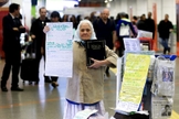 Sem ouvir desde os 38 anos, Dona Isaura carrega a Bíblia e cartazes. (Foto: Rafaela Felicciano/Metrópoles)