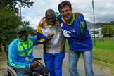 Niel Louw [à direita] passou a servir a Deus com mais dedicação. (Foto: Reprodução)