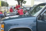 Cerca de 40 ex-presidiários limparam carros de policiais no Texas. (Foto: Reprodução/KHOU)