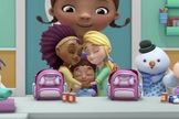 Cena do desenho "Doc McStuffins", no qual aparecem duas mães lésbicas juntas. (Foto: Yahoo)