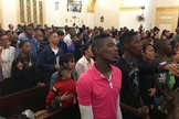 Cristãos participam de culto em igreja de Cuba. (Foto: STEVE BEARD)