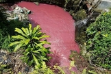 O rio Bah Bolon se tornou vermelho e intrigou moradores da Indonésia. (Foto: Reprodução/Facebook/Rodrigo Contreras Lopez)