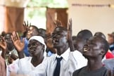 Cristãos adoram a Deus durante culto na África. (Foto: ForTheSilenced)