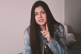 Thais Emunah compartilhou como seu passado afetou sua entrega a Deus. (Foto: Reprodução).