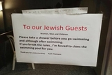 Hotel pede para judeus tomarem banho antes de entrar na piscina. (Foto: Reprodução)