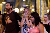 Famílias das vítimas choram após ataque em Barcelona. (Foto: ETOnline)