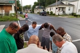 O governador Matt Bevin orou junto com a população nas ruas de Louisville, em Kentucky. (Foto: Reprodução)