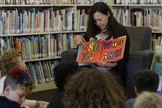Professora lê para crianças em escola dos EUA. (Foto: The Resurgent)