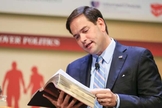 Senador Marco Rubio está sendo criticado por ateus, após publicar versos bíblicos no Twitter. (Foto: PJ Media)