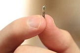 Do tamanho de um grão de arroz, chip é implantado na mão, entre os dedos indicador e polegar. (Foto: BBC)