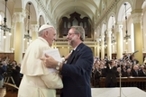 Papa Francisco cumprimenta o pastor Eugenio Bernardini em visita à Igreja Evangélica Valdense, na Itália. (Foto: PA)