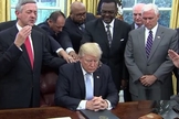 Líderes cristãos oram por Donald Trump, após pronunciamento oficial do presidente dos EUA sobre o furacão Harvey. (Imagem: Youtube)