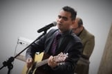 Darrell Evans canta a faixa “Maravilhoso”, nome que dá o título do projeto. (Foto: Reprodução).