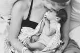 Kimberly e sua filha, Vaida, após o parto que aconteceu em agosto. (Foto: Reprodução)