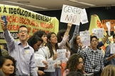 Manifestantes protestam contra a doutrinação ideológica nas escolas. (Foto: Carta Capital)