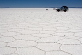 Salar do Uyuni, na Bolívia, não é bem uma estrada. É o maior deserto de sal no mundo. (Foto: Pedro Szekely/Creative Commons)