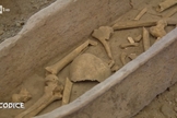 Os ossos foram descobertos debaixo de uma placa de mármore por um funcionário da igreja. (Foto: Codice/Rai Uno)