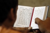Baqur procura distribuir as Bíblias em segredo para que muitos possam conhecer Cristo. (Foto: Reuters).