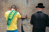 Brasileiro ora ao lado de judeu no Muro das Lamentações. (Foto: Época)