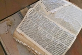 A Bíblia estava indicando o livro de Cânticos 8:7 quando foi encontrada. (Foto: Reprodução)