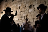Judeu ortodoxo soprando um Shofar no Muro das Lamentações, no feriado de Rosh Hashaná. (Foto: EPA/Abir Sultan)