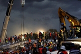 Resgatistas trabalham na operação de resgate em escombros na Cidade do México. (Foto: Carlos Jasso/Reuters)