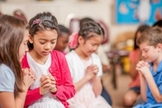 Crianças participam de momento de oração em escola. (Foto: Cedar Brook School)