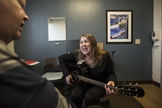 Tracy Bowdish acompanha o idoso James Rodriguez que sofreu um AVC e está se recuperando por meio da musicoterapia. (Foto: Bill Tiernan / The Virginian-Pilot).
