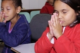 Crianças oram em escola. (Foto: Campo Grande News)