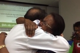 Mãe reencontra receptor do coração do filho falecido e não segura a emoção. (Foto: Reprodução/G1)