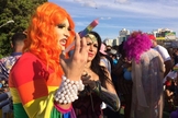Drag queen expõe seringa colorida em referência à 'cura gay', durante parada gay no DF. (Foto: Michel Platini/Arquivo pessoal)