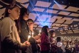 Vigília reuniu mais de 3 mil pessoas na Igreja Canyon Ridge, em Las Vegas. (Foto: NY Times)