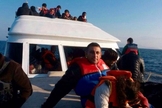 Saad e suas duas filhas no Mar Mediterrâneo durante fuga do Iraque, em agosto de 2014. (Foto: Arquivo pessoal)