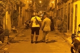 Pastor André Assis caminha ao lado de traficante no Complexo da Maré, no RJ. (Foto: ALAN LIMA - El País)